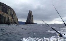 海钓时预防巨浪以及自救技巧