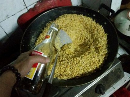 冬天钓鱼的自制窝料配方_WWW.YUJUCEPING.COM
