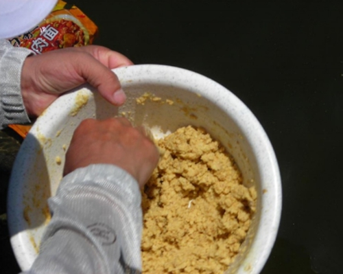 冬钓配制拉饵饵料的窍门_WWW.YUJUCEPING.COM