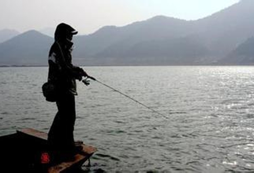 冬天水库矶竿串钩的技巧_WWW.YUJUCEPING.COM