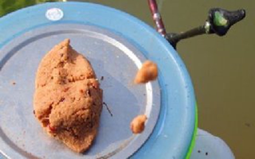 台钓饵料太湿或太干处理方法_WWW.YUJUCEPING.COM