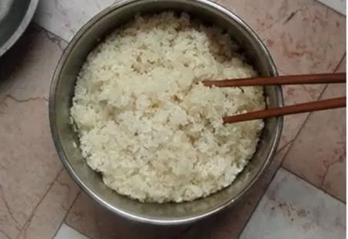 北方冬天野钓甜酒窝饵制作_WWW.YUJUCEPING.COM