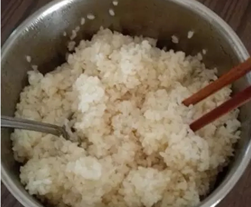 北方冬天野钓甜酒窝饵制作_WWW.YUJUCEPING.COM