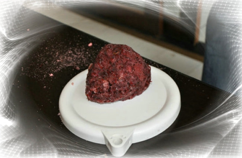 钓鱼的果冻红虫拉饵配方制作方法_WWW.YUJUCEPING.COM