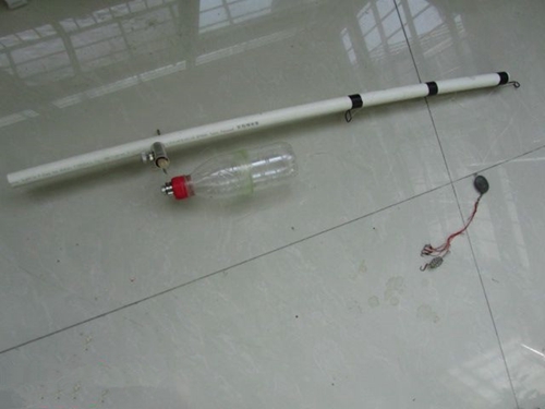 自制野钓简单实用钓具_WWW.YUJUCEPING.COM