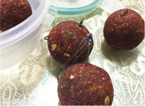 秋天钓鱼饵料搭配技巧_WWW.YUJUCEPING.COM