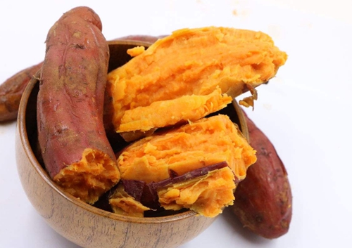 钓鱼自制红薯饵料的步骤_WWW.YUJUCEPING.COM