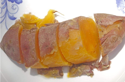 钓鱼自制红薯饵料的步骤_WWW.YUJUCEPING.COM