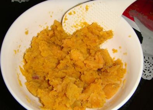 钓鱼自制红薯饵料的步骤_WWW.YUJUCEPING.COM