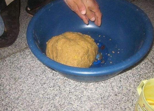 钓鱼自制红薯饵料的步骤_WWW.YUJUCEPING.COM