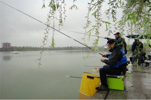 江河湖水野钓的技巧_WWW.YUJUCEPING.COM