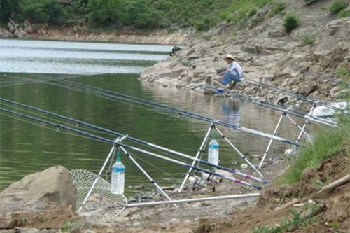湖泊野钓选钓位要注意四个区域_WWW.YUJUCEPING.COM