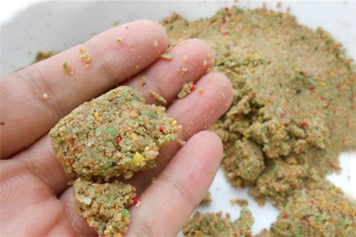 传统钓打窝与补窝的技巧_WWW.YUJUCEPING.COM