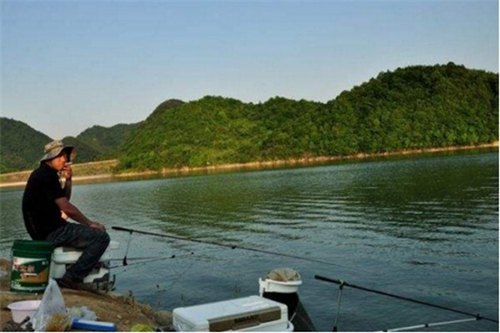 钓鱼鲤鱼选钓位准则_WWW.YUJUCEPING.COM