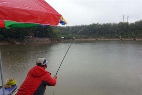 浅谈野钓防挂小方法_WWW.YUJUCEPING.COM