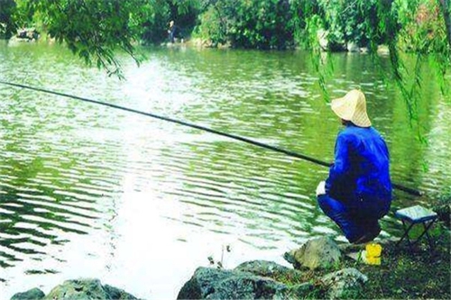 春天溪流钓鱼技巧_WWW.YUJUCEPING.COM