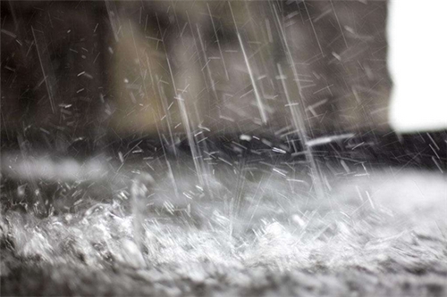 下雨天钓鱼的技巧_WWW.YUJUCEPING.COM