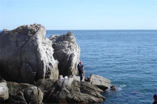 钓海鲈钓位选择技巧_WWW.YUJUCEPING.COM