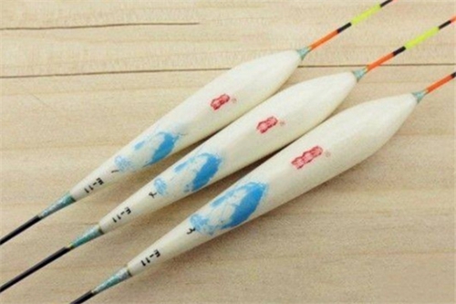 钓鲫鱼怎么应对小杂鱼闹窝_WWW.YUJUCEPING.COM
