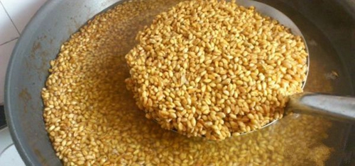 自制鲫鱼饵料步骤介绍_WWW.YUJUCEPING.COM