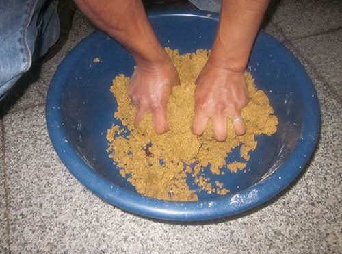 钓鲤鱼的自制爆炸钩饵料_WWW.YUJUCEPING.COM