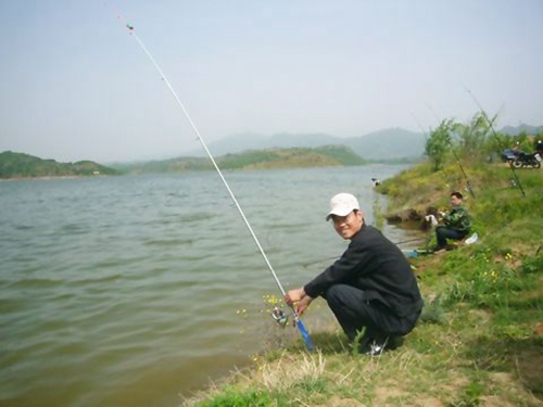 钓鱼如何选择钓位技巧_WWW.YUJUCEPING.COM