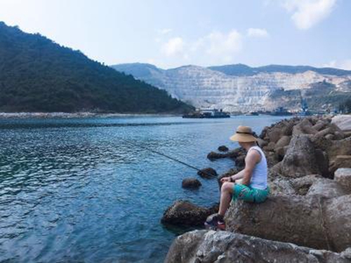 海钓时预防巨浪以及自救技巧_WWW.YUJUCEPING.COM