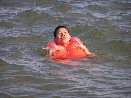 海钓时预防巨浪以及自救技巧_WWW.YUJUCEPING.COM