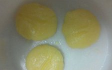 白糖玉米饼野钓鲤鱼的饵料配方