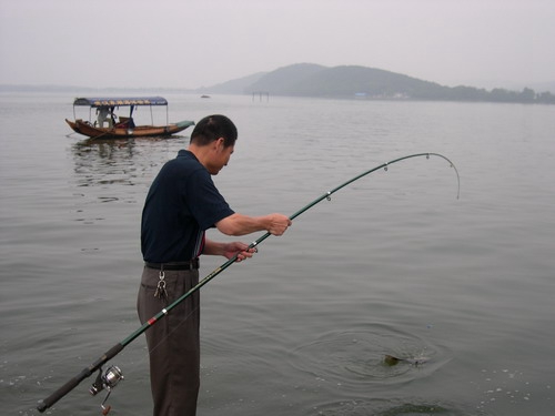 什么是长竿短线钓 长竽短线钓技巧_WWW.YUJUCEPING.COM