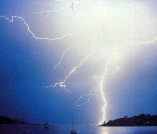 夏天雨天出钓的几个要点_WWW.YUJUCEPING.COM