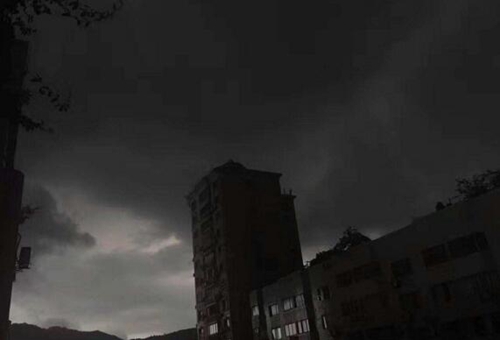 夏天雨天出钓的几个要点_WWW.YUJUCEPING.COM