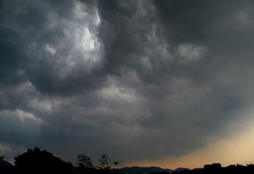 夏天雨天出钓的几个要点_WWW.YUJUCEPING.COM