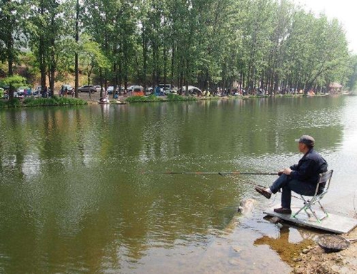 在雨天应该怎么钓鱼_WWW.YUJUCEPING.COM