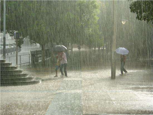 夏天哪种下雨天适合钓鱼_WWW.YUJUCEPING.COM