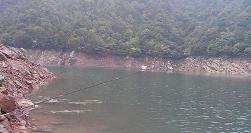 用手竿钓鳜鱼时应该怎么选择钓点_WWW.YUJUCEPING.COM