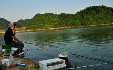 水库夜钓大鱼选择钓位的技巧