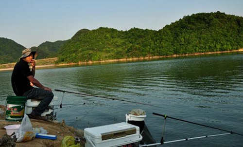 菜鸟用了变高手的野钓技巧_WWW.YUJUCEPING.COM