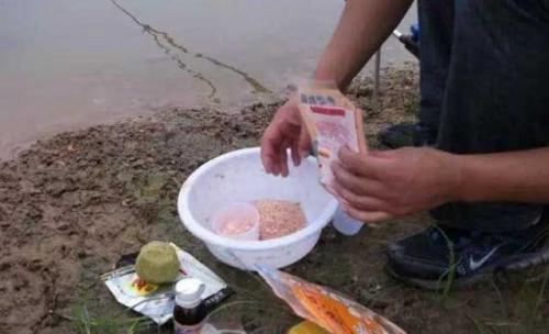 怎么有效的解决小鱼闹窝的情况_WWW.YUJUCEPING.COM