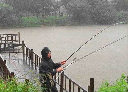 怎么应对不同的雨天_WWW.YUJUCEPING.COM