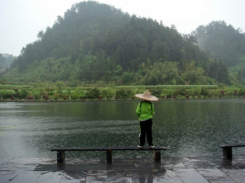 雨天钓鱼的技巧_WWW.YUJUCEPING.COM