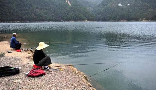 夏天钓鱼需要根据哪些情况做出变化_WWW.YUJUCEPING.COM