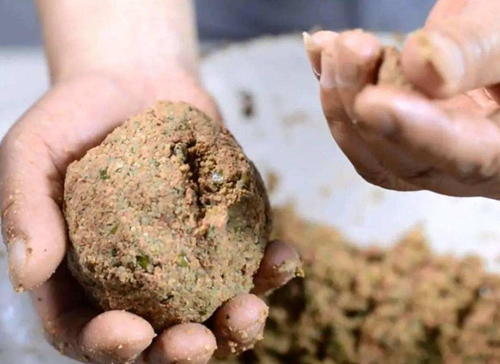 台钓中鱼饵和小药的使用_WWW.YUJUCEPING.COM
