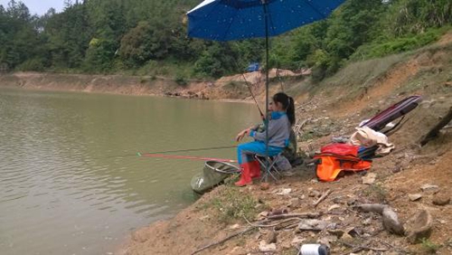 夏天钓鱼怎么找准鱼窝_WWW.YUJUCEPING.COM