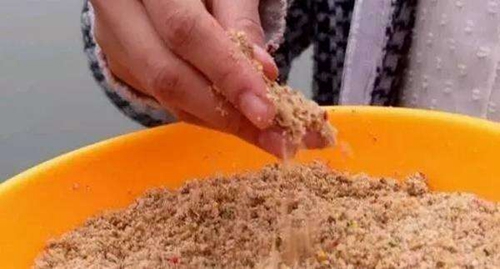 钓鱼鲤鱼时应该怎么运用黑坑的散炮饵_WWW.YUJUCEPING.COM
