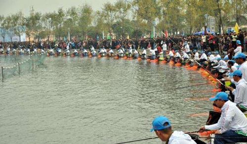 怎么在竞技钓时浮钓小鲫鱼_WWW.YUJUCEPING.COM