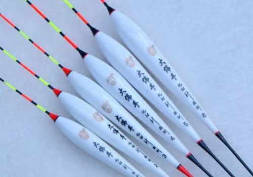 钓鱼时应该怎么选择浮漂_WWW.YUJUCEPING.COM