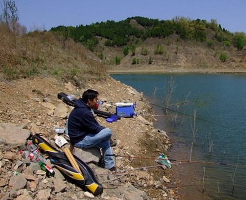 浅水区钓鱼做窝技巧_WWW.YUJUCEPING.COM
