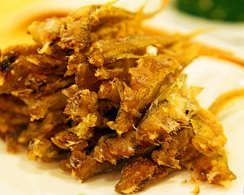 炸小鱼的做法_WWW.YUJUCEPING.COM