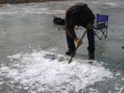 冰钓时冰眼排列的技巧_WWW.YUJUCEPING.COM